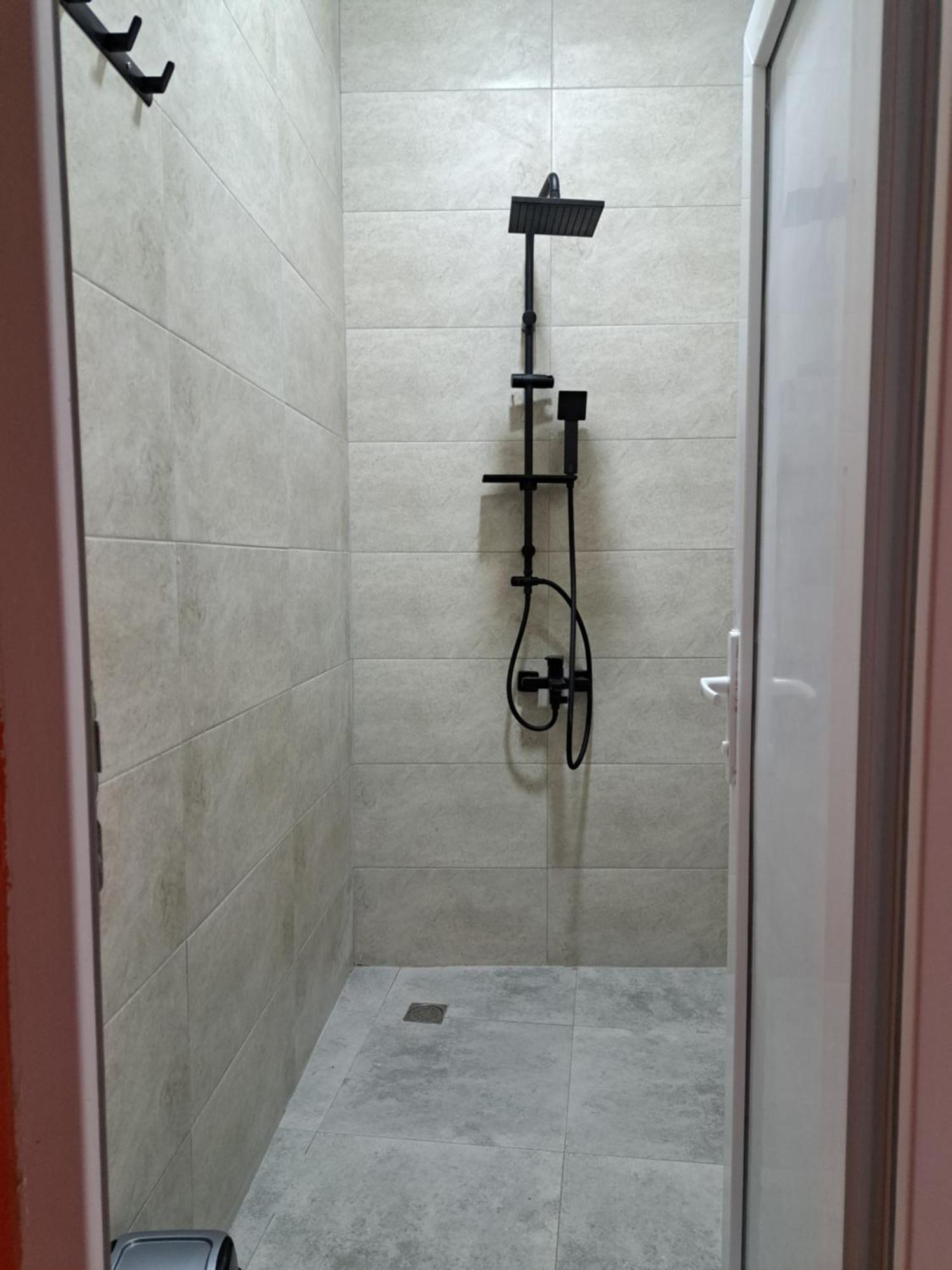 Karvi Hostel & Suites บาทูมิ ภายนอก รูปภาพ